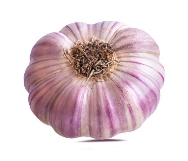 Beyaz arkaplanda sarımsak izole edilmiş.