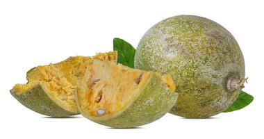 Bael meyve ya da beyaz bir arka plan üzerinde ahşap elma meyve (Aegle marmelos)