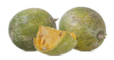 Bael meyve ya da beyaz bir arka plan üzerinde ahşap elma meyve (Aegle marmelos)