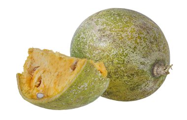 Bael meyve ya da beyaz bir arka plan üzerinde ahşap elma meyve (Aegle marmelos)