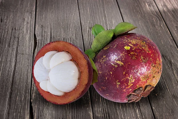 Φρέσκα Mangosteen Έναν Ξύλινο Πίνακα — Φωτογραφία Αρχείου