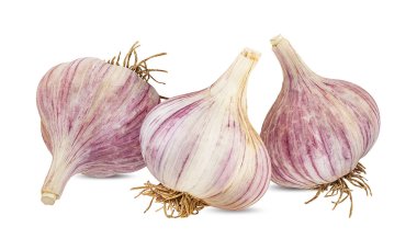 Beyaz arkaplanda sarımsak izole edilmiş.