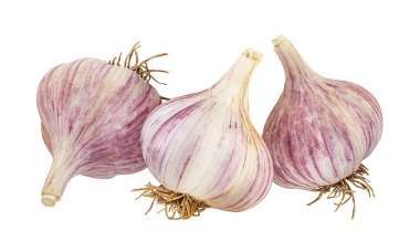 Beyaz arkaplanda sarımsak izole edilmiş.