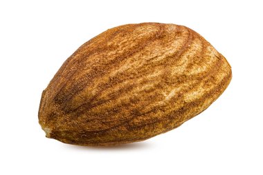 Beyaz arkaplanda izole edilmiş bademler