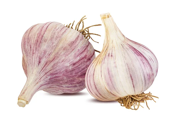 Beyaz arkaplanda sarımsak izole edilmiş.