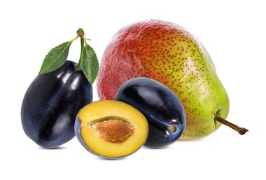 armut ve erik beyaz arka plan üzerinde izole