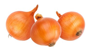 Beyaz arkaplanda izole soğanlar