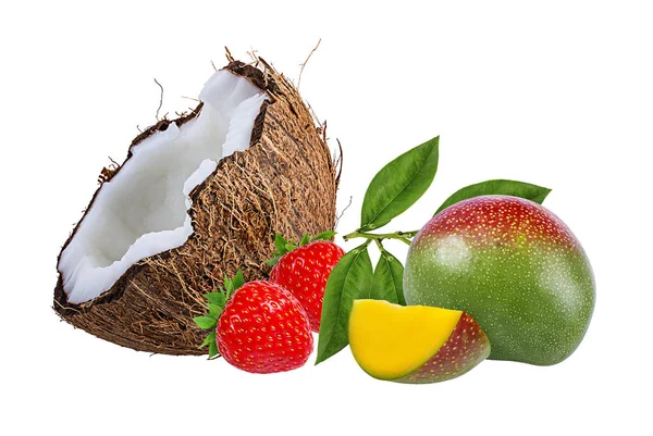 从白色背景中分离出来的椰子 芒果和草莓 — 图库照片
