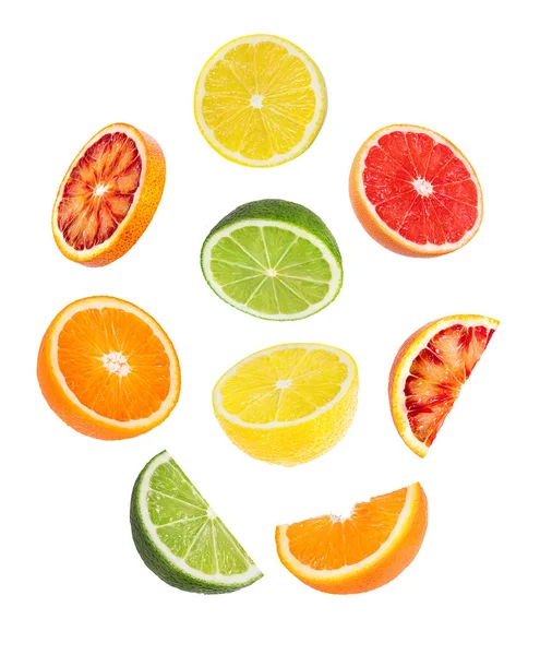 Beyaz arka planda portakal, greyfurt, kireç, limon....