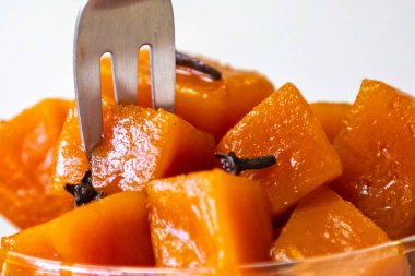 Şerbetli balkabağı tuğlaları olarak bilinen eski bir tatlı. Kireç, karanfil ve şekerle hazırlanmış. Tijolinho de abbora.