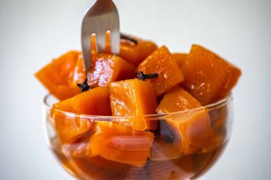 Şerbetli balkabağı tuğlaları olarak bilinen eski bir tatlı. Kireç, karanfil ve şekerle hazırlanmış. Tijolinho de abbora.