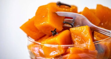 Şerbetli balkabağı tuğlaları olarak bilinen eski bir tatlı. Kireç, karanfil ve şekerle hazırlanmış. Tijolinho de abbora.