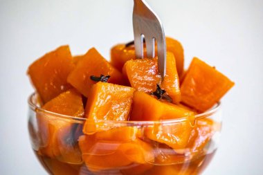 Şerbetli balkabağı tuğlaları olarak bilinen eski bir tatlı. Kireç, karanfil ve şekerle hazırlanmış. Tijolinho de abbora.