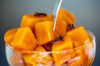 Şerbetli balkabağı tuğlaları olarak bilinen eski bir tatlı. Kireç, karanfil ve şekerle hazırlanmış. Tijolinho de abbora.