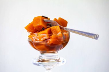 Şerbetli balkabağı tuğlaları olarak bilinen eski bir tatlı. Kireç, karanfil ve şekerle hazırlanmış. Tijolinho de abbora.