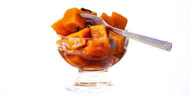 Şerbetli balkabağı tuğlaları olarak bilinen eski bir tatlı. Kireç, karanfil ve şekerle hazırlanmış. Tijolinho de abbora.