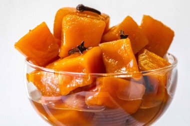 Şerbetli balkabağı tuğlaları olarak bilinen eski bir tatlı. Kireç, karanfil ve şekerle hazırlanmış. Tijolinho de abbora.