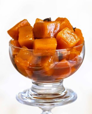 Şerbetli balkabağı tuğlaları olarak bilinen eski bir tatlı. Kireç, karanfil ve şekerle hazırlanmış. Tijolinho de abbora.