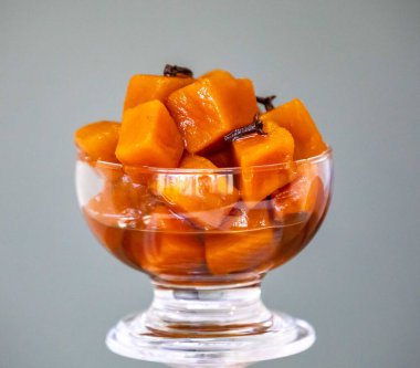 Şerbetli balkabağı tuğlaları olarak bilinen eski bir tatlı. Kireç, karanfil ve şekerle hazırlanmış. Tijolinho de abbora.