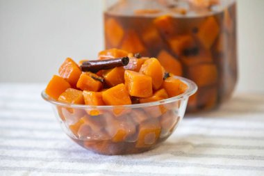 Şerbetli balkabağı tuğlaları olarak bilinen eski bir tatlı. Kireç, karanfil ve şekerle hazırlanmış. Tijolinho de abbora.