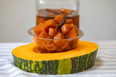 Şerbetli balkabağı tuğlaları olarak bilinen eski bir tatlı. Kireç, karanfil ve şekerle hazırlanmış. Tijolinho de abbora.