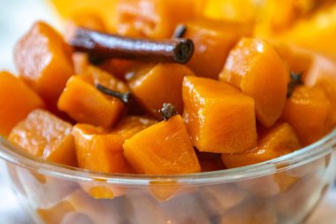 Şerbetli balkabağı tuğlaları olarak bilinen eski bir tatlı. Kireç, karanfil ve şekerle hazırlanmış. Tijolinho de abbora.