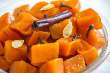 Şerbetli balkabağı tuğlaları olarak bilinen eski bir tatlı. Kireç, karanfil ve şekerle hazırlanmış. Tijolinho de abbora.