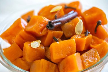 Şerbetli balkabağı tuğlaları olarak bilinen eski bir tatlı. Kireç, karanfil ve şekerle hazırlanmış. Tijolinho de abbora.