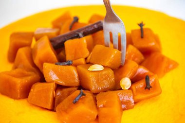 Şerbetli balkabağı tuğlaları olarak bilinen eski bir tatlı. Kireç, karanfil ve şekerle hazırlanmış. Tijolinho de abbora.