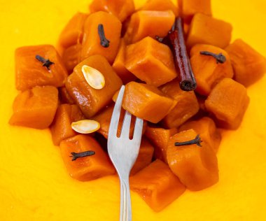 Şerbetli balkabağı tuğlaları olarak bilinen eski bir tatlı. Kireç, karanfil ve şekerle hazırlanmış. Tijolinho de abbora.