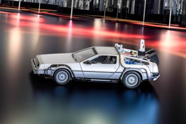 Filmden DeLorean zaman makinesi Geleceğe Dönüşü dramatik bir ortamda
