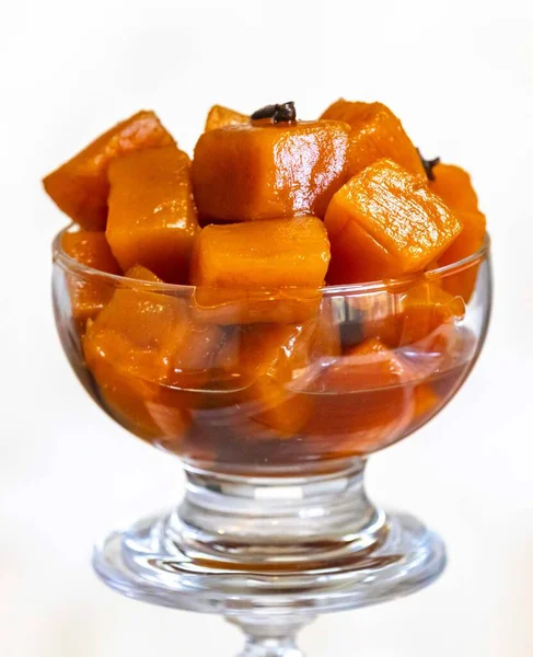 Şerbetli balkabağı tuğlaları olarak bilinen eski bir tatlı. Kireç, karanfil ve şekerle hazırlanmış. Tijolinho de abbora.