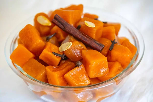 Şerbetli balkabağı tuğlaları olarak bilinen eski bir tatlı. Kireç, karanfil ve şekerle hazırlanmış. Tijolinho de abbora.