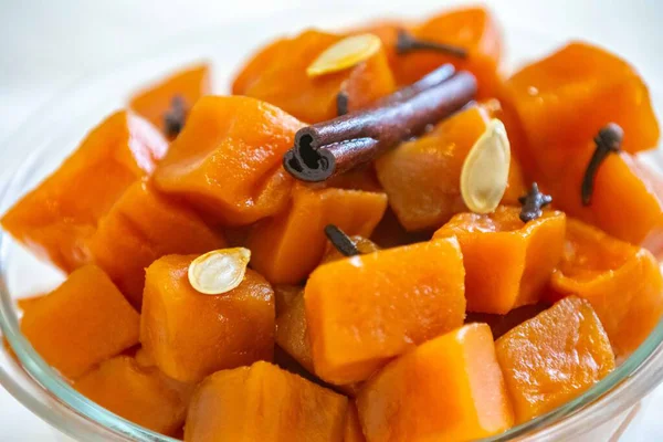 Şerbetli balkabağı tuğlaları olarak bilinen eski bir tatlı. Kireç, karanfil ve şekerle hazırlanmış. Tijolinho de abbora.