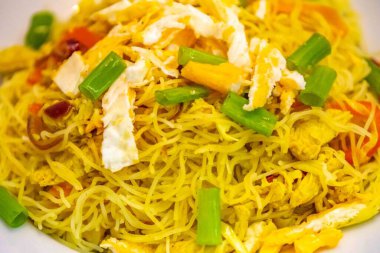 Köri, tavuk ve sebzeli geleneksel bifum pirinç eriştesi.