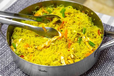 Köri, tavuk ve sebzeli geleneksel bifum pirinç eriştesi.