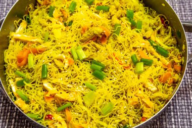 Köri, tavuk ve sebzeli geleneksel bifum pirinç eriştesi.