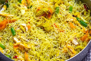 Köri, tavuk ve sebzeli geleneksel bifum pirinç eriştesi.