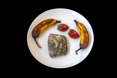 Şımarık, eski küflü yiyecekler beyaz yuvarlak tabakta.