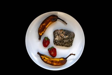 Şımarık, eski küflü yiyecekler beyaz yuvarlak tabakta.