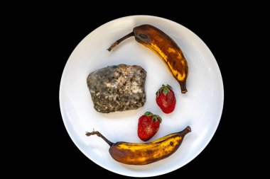 Şımarık, eski küflü yiyecekler beyaz yuvarlak tabakta.