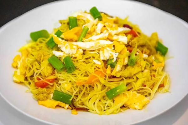 Köri, tavuk ve sebzeli geleneksel bifum pirinç eriştesi.