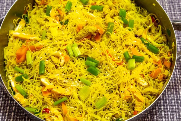 Köri, tavuk ve sebzeli geleneksel bifum pirinç eriştesi.