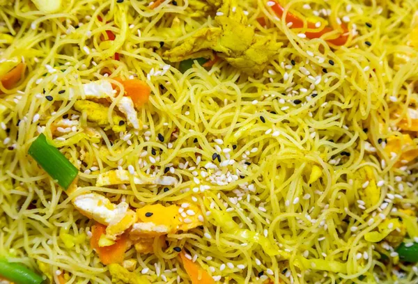 Köri, tavuk ve sebzeli geleneksel bifum pirinç eriştesi.