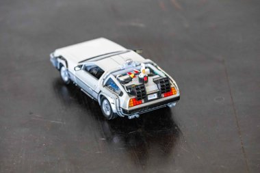 Brezilya, 4 Eylül 2025. 1989 'dan Geleceğe Dönüş 2 filmindeki DeLorean DMC 12' nin minyatür kopyası. Zaman makinesi.