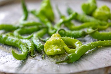 Shishito biber biberi karışımı Annuum japonsea, ya da Japon tatlı biberi, baharatlı ve çok lezzetli değil ve Cambuci biberi biber, yeşil çan şeklinde biber.