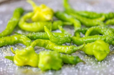 Shishito biber biberi karışımı Annuum japonsea, ya da Japon tatlı biberi, baharatlı ve çok lezzetli değil ve Cambuci biberi biber, yeşil çan şeklinde biber.