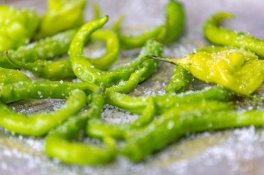 Shishito biber biberi karışımı Annuum japonsea, ya da Japon tatlı biberi, baharatlı ve çok lezzetli değil ve Cambuci biberi biber, yeşil çan şeklinde biber.