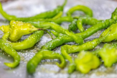 Shishito biber biberi karışımı Annuum japonsea, ya da Japon tatlı biberi, baharatlı ve çok lezzetli değil ve Cambuci biberi biber, yeşil çan şeklinde biber.