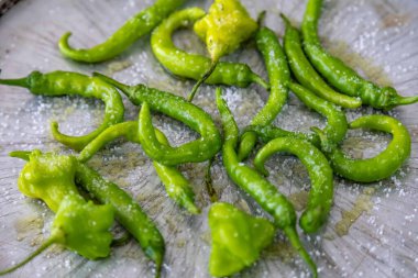 Shishito biber biberi karışımı Annuum japonsea, ya da Japon tatlı biberi, baharatlı ve çok lezzetli değil ve Cambuci biberi biber, yeşil çan şeklinde biber.